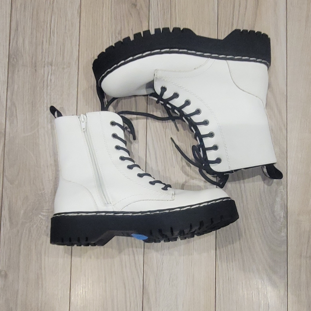 White boots size 7.5